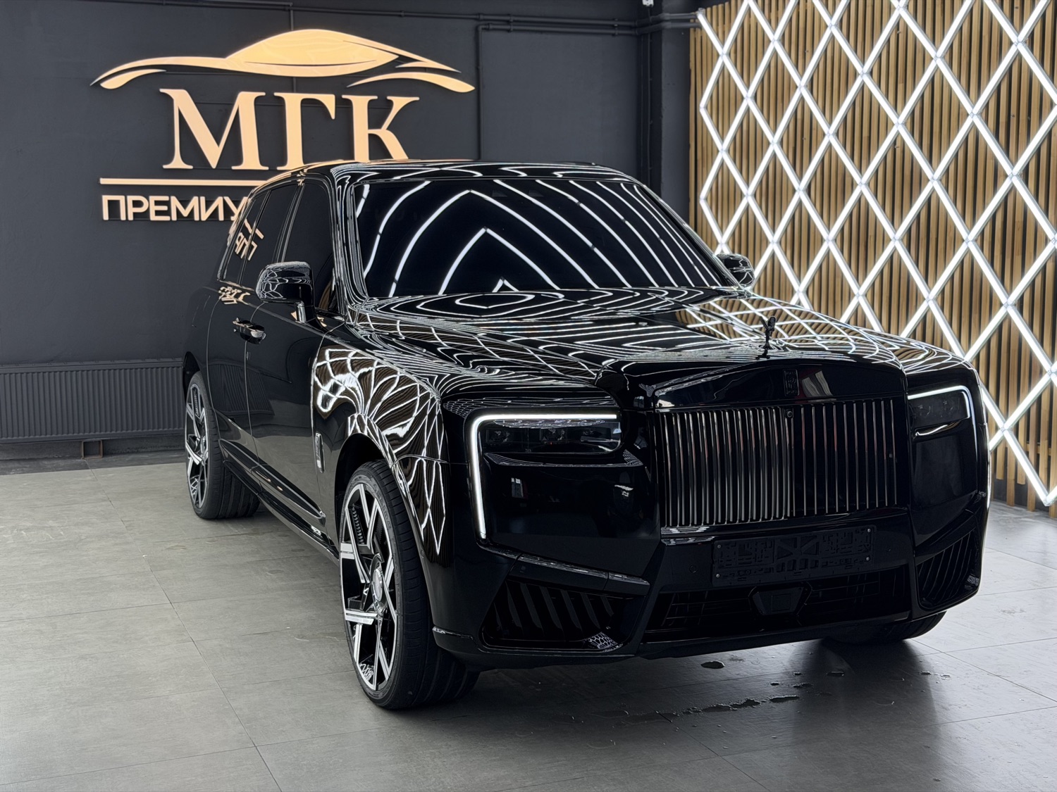 Готовый Rolls-Royce Cullinan после оклейки антигравийной плёнкой в студии МГК Премиум